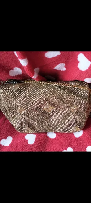 Bolso de fiesta dorado con cadena