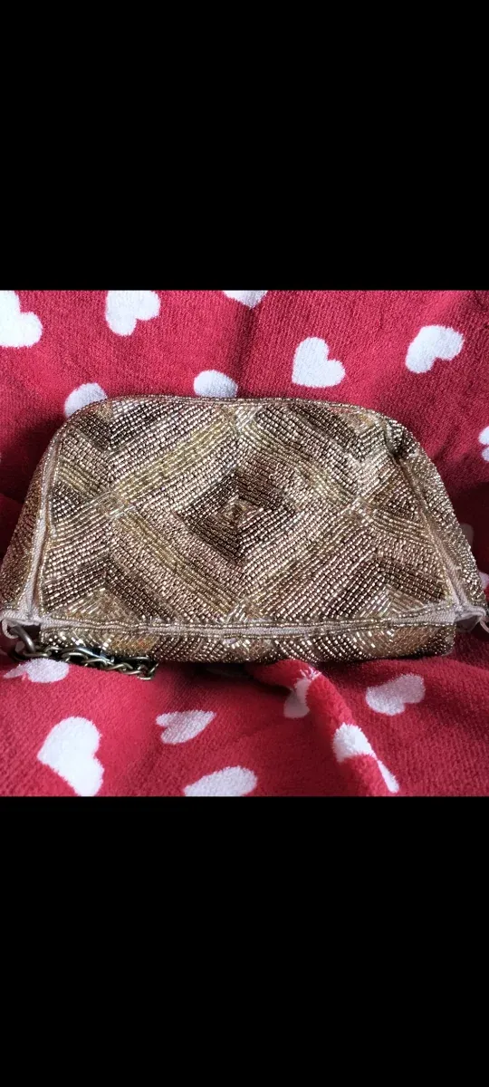 Bolso de fiesta dorado con cadena