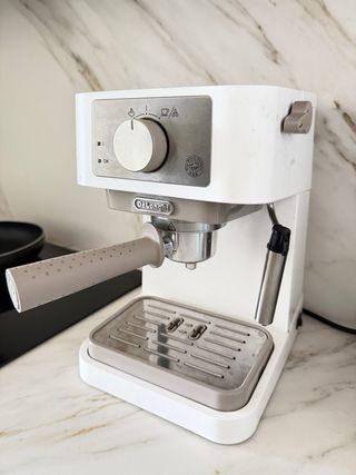 Cafetera DeLonghi y Molinillo Eléctrico