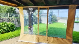 Toldo vertical exterior transparente y naranja