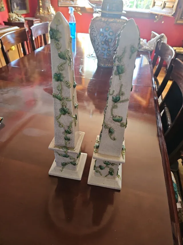 Coppia di obelischi decorativi in ceramica