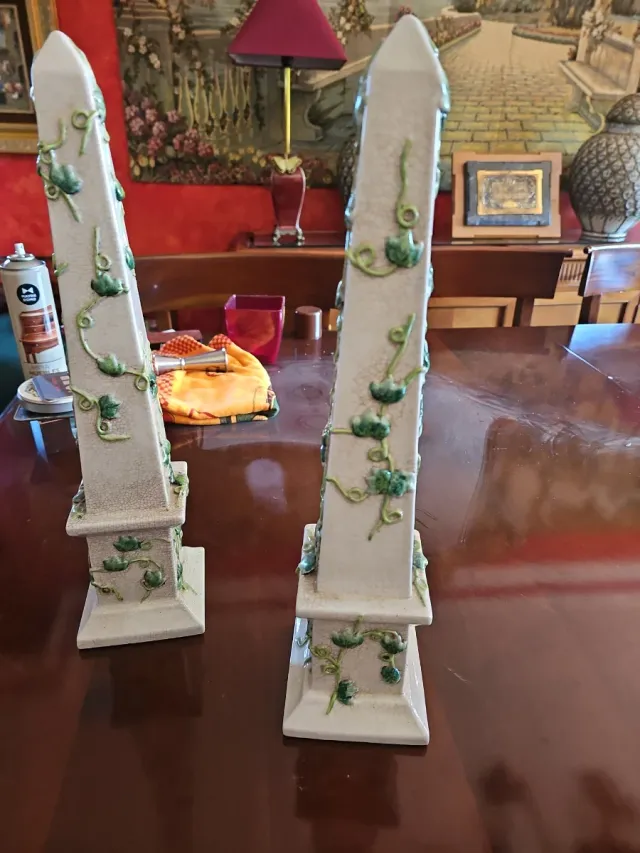 Coppia di obelischi decorativi in ceramica
