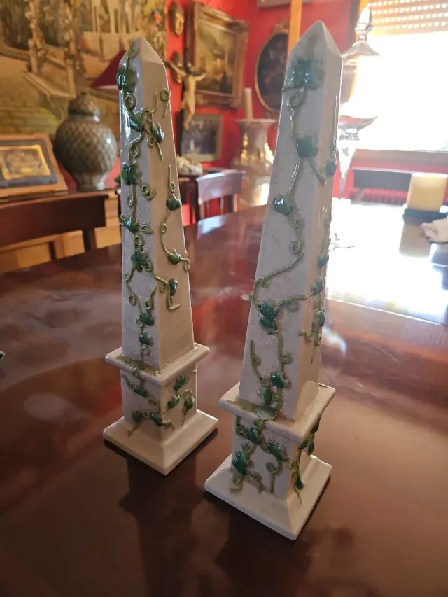 Coppia di obelischi decorativi in ceramica