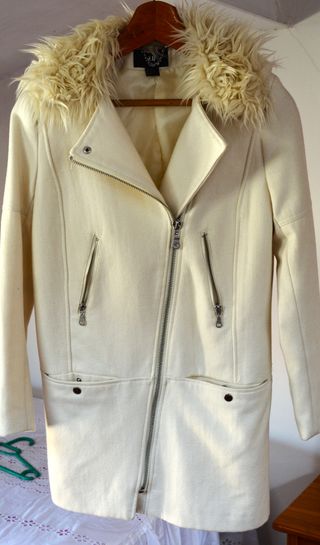 Abrigo beige con cuello de pelo