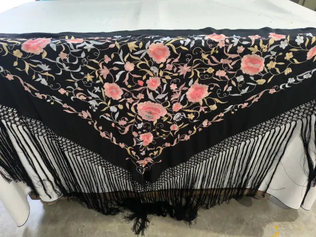 Mantoncillo bordado floral negro con tonos pastel