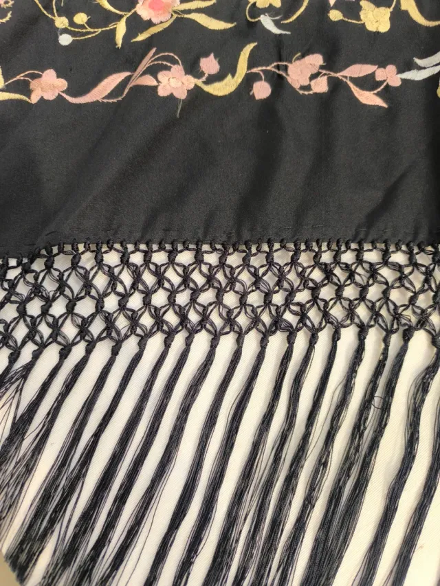 Mantoncillo bordado floral negro con tonos pastel