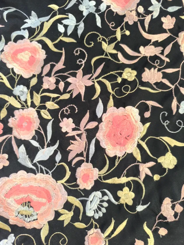Mantoncillo bordado floral negro con tonos pastel