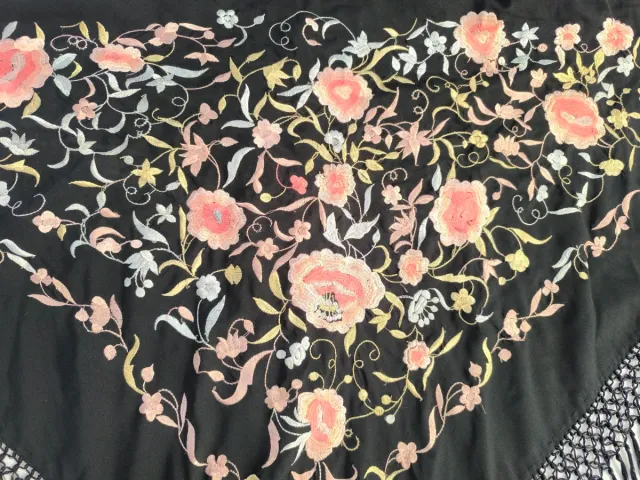 Mantoncillo bordado floral negro con tonos pastel