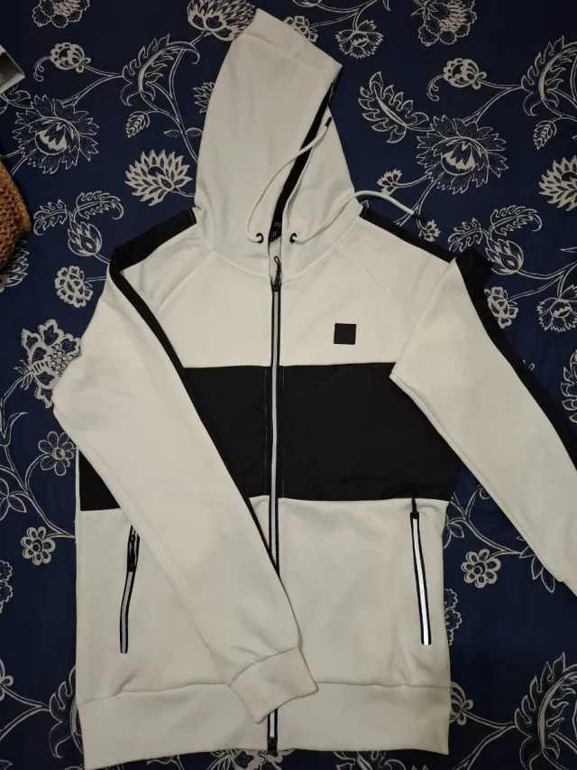 Chaqueta deportiva blanca y negra
