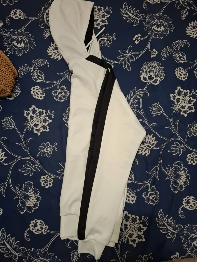 Chaqueta deportiva blanca y negra