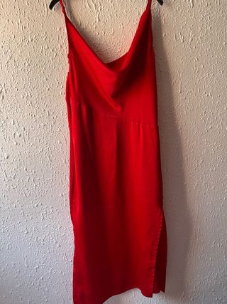 Vestido rojo satinado con abertura