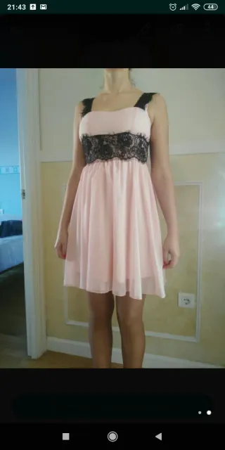 Vestido rosa con encaje negro