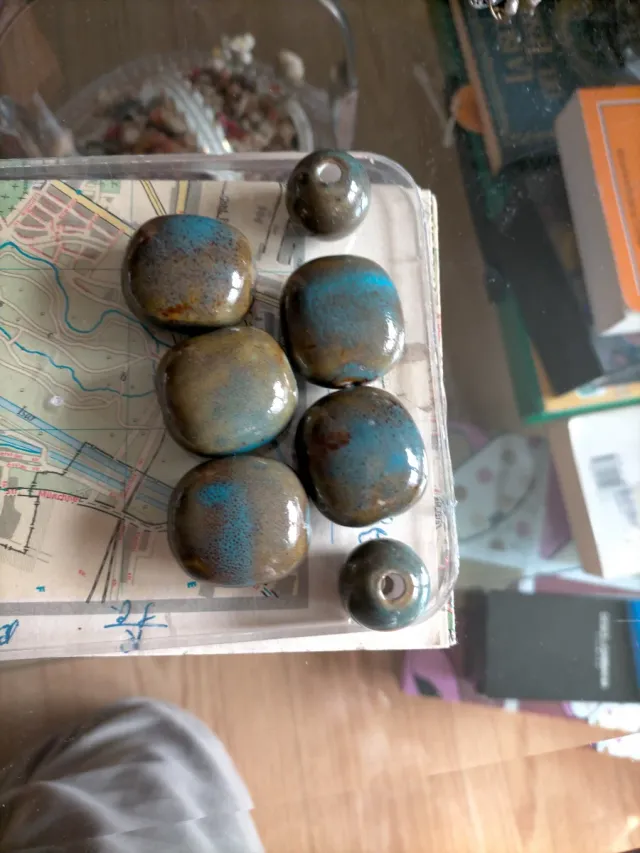 Piedras para gargantilla azul y marrón