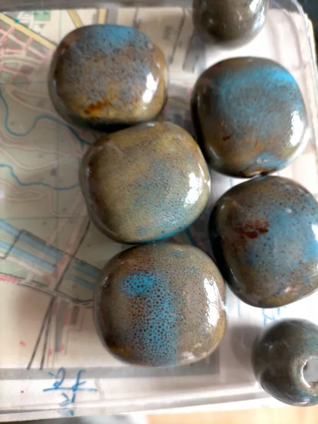 Piedras para gargantilla azul y marrón