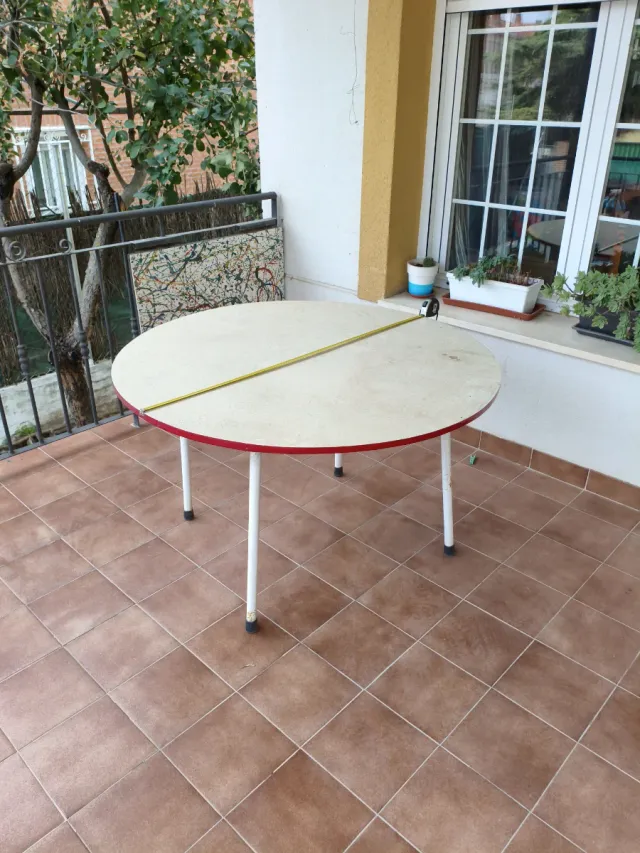 Mesa redonda exterior metal y madera.