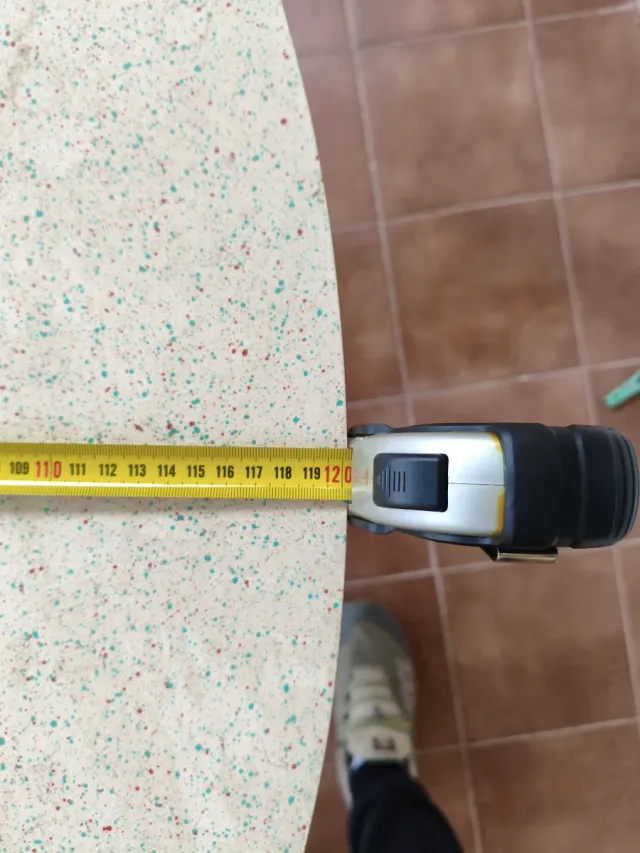 Mesa redonda exterior metal y madera.