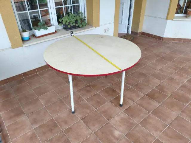 Mesa redonda exterior metal y madera.