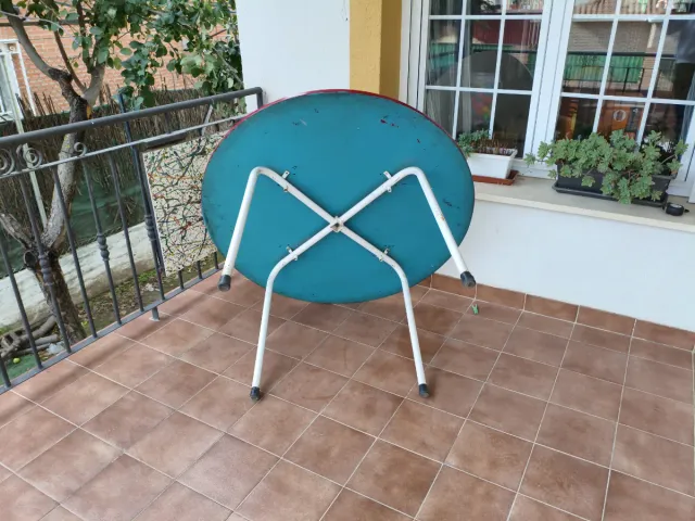 Mesa redonda exterior metal y madera.