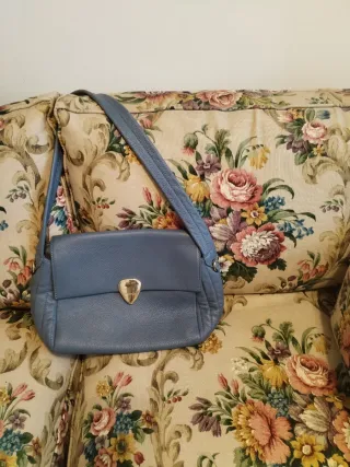 Bolso de piel gris azulado