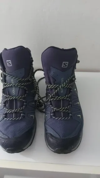 Botas de montaña Salomon azules y grises
