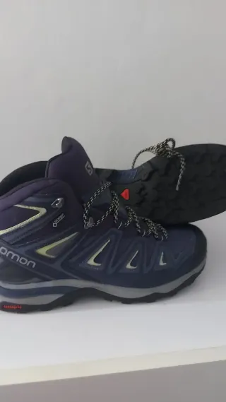 Botas de montaña Salomon azules y grises