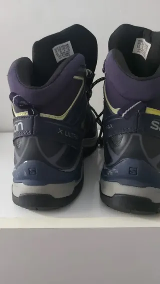 Botas de montaña Salomon azules y grises