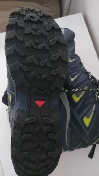 Botas de montaña Salomon azules y grises