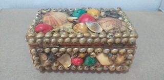 Joyero de conchas marinas con collares