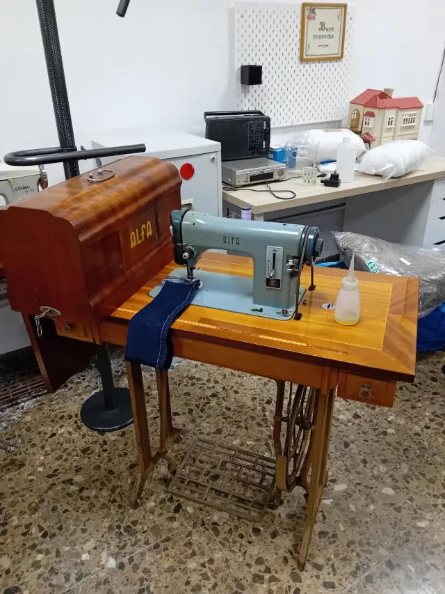 Máquina de coser Alfa antigua con mueble
