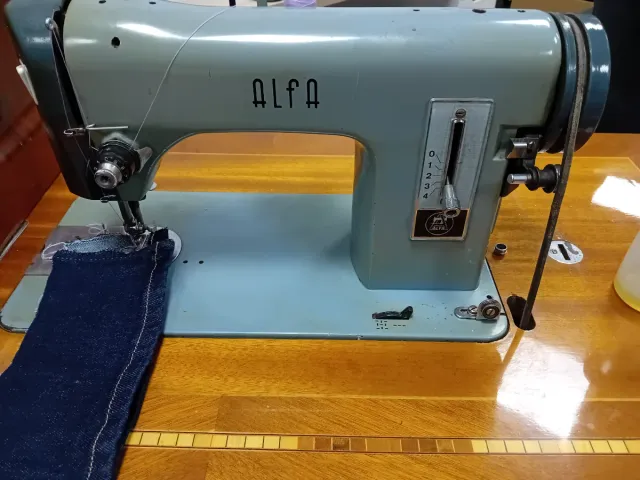 Máquina de coser Alfa antigua con mueble