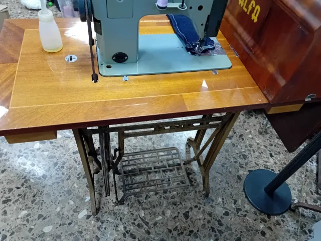 Máquina de coser Alfa antigua con mueble