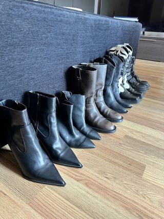 Botas y sandalias negras y multicolor