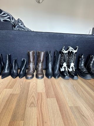 Botas y sandalias negras y multicolor