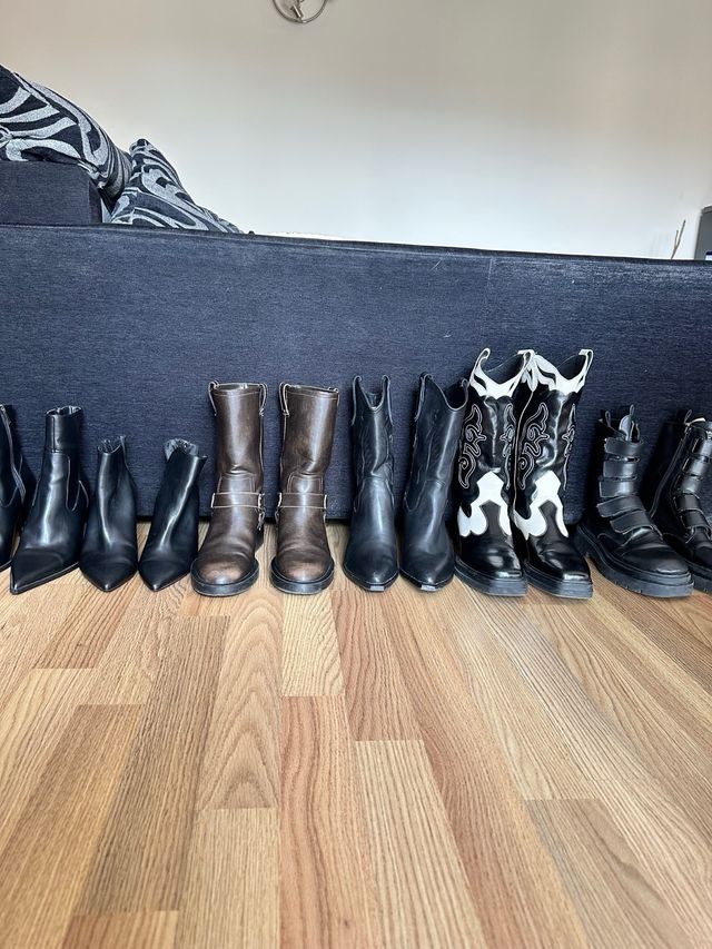 Botas y sandalias negras y multicolor