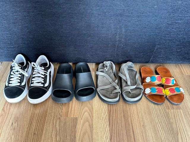 Botas y sandalias negras y multicolor