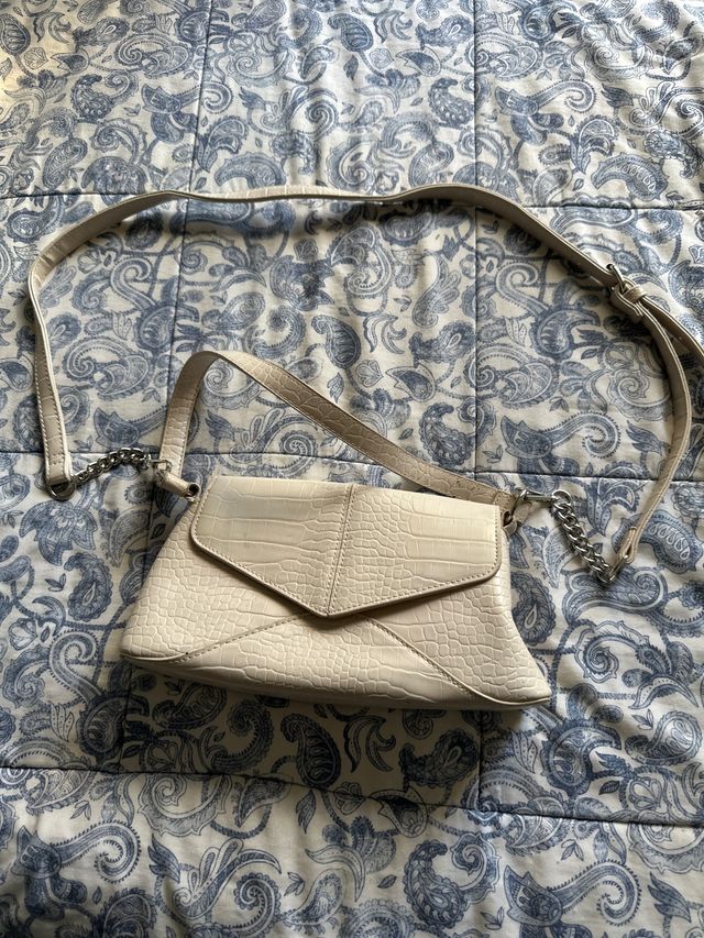 Bolso de mano beige con textura