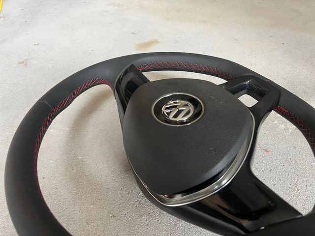 Volante VW con costura roja