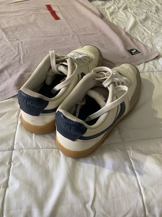 Zapatillas Nike 43 y Camiseta Pull and Bear nueva