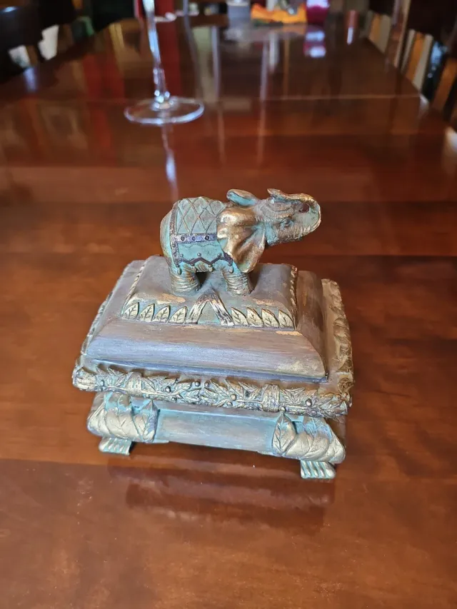 Caja decorativa elefante metal y madera