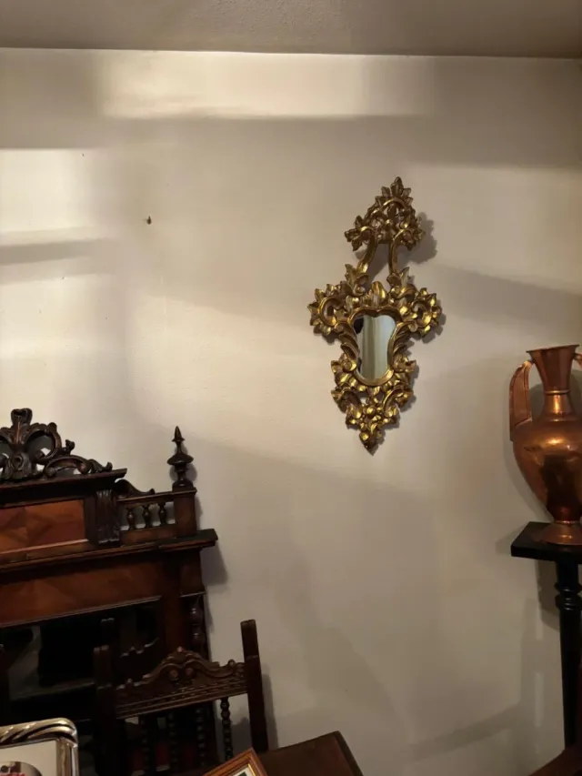 Muebles antiguos de madera y mármol