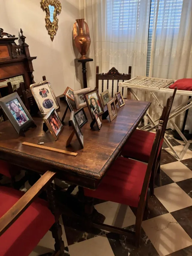 Muebles antiguos de madera y mármol