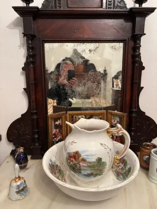 Muebles antiguos de madera y mármol