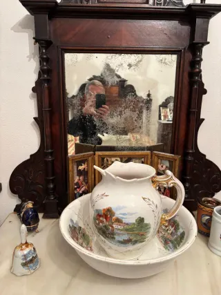 Muebles antiguos de madera y mármol