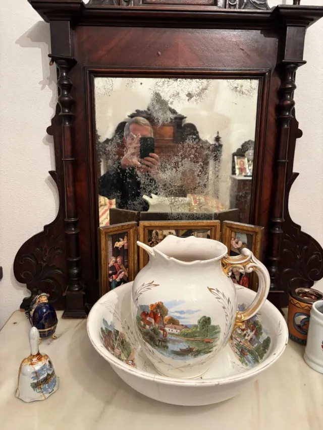 Muebles antiguos de madera y mármol