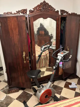 Muebles antiguos de madera y mármol