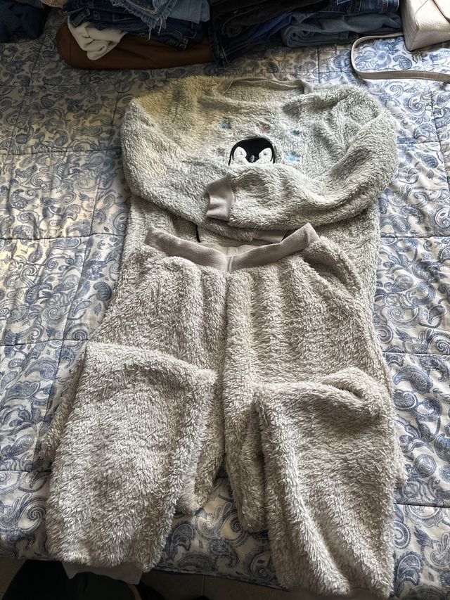 Pijama de pingüino peludo