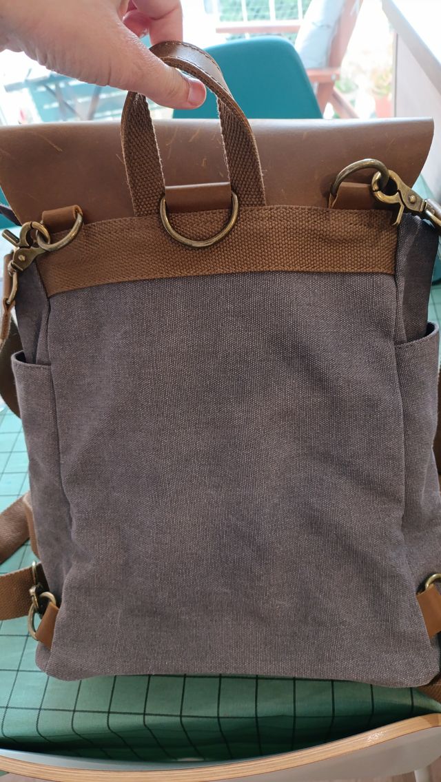 Mochila de lona y cuero