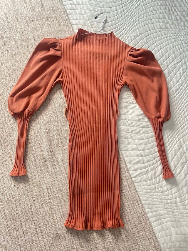 Vestido canalé elástico. color salmón.