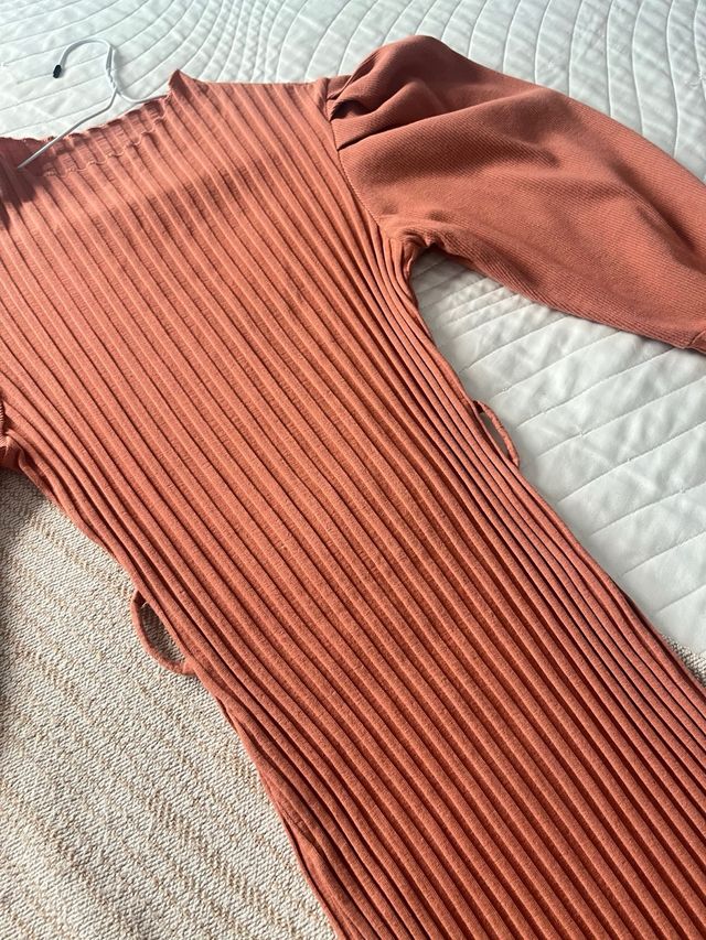 Vestido canalé elástico. color salmón.