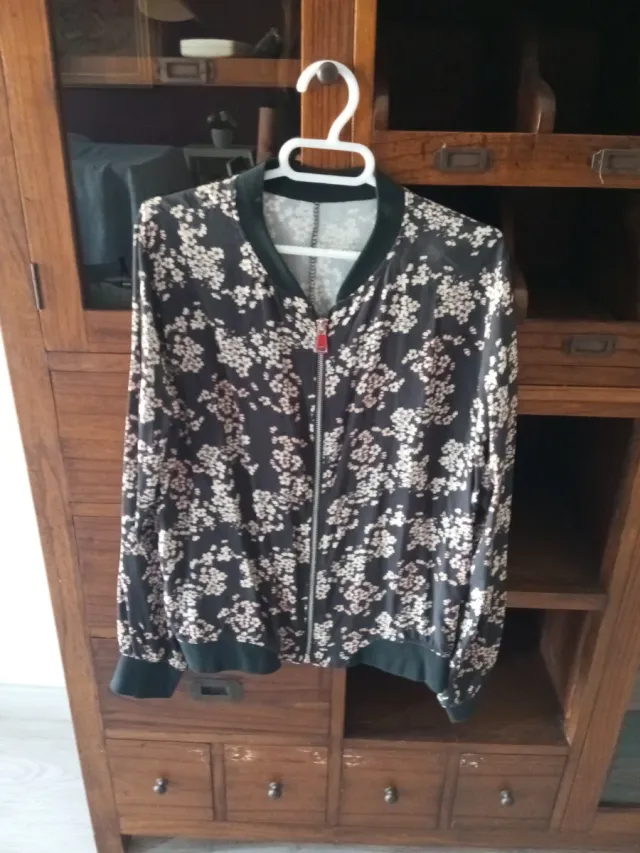 Chaqueta bomber floral negra